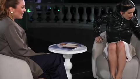 ¡El MOMENTO más VIRAL de Rosalía! Una cucaracha INTERRUPE su entrevista en Brasil