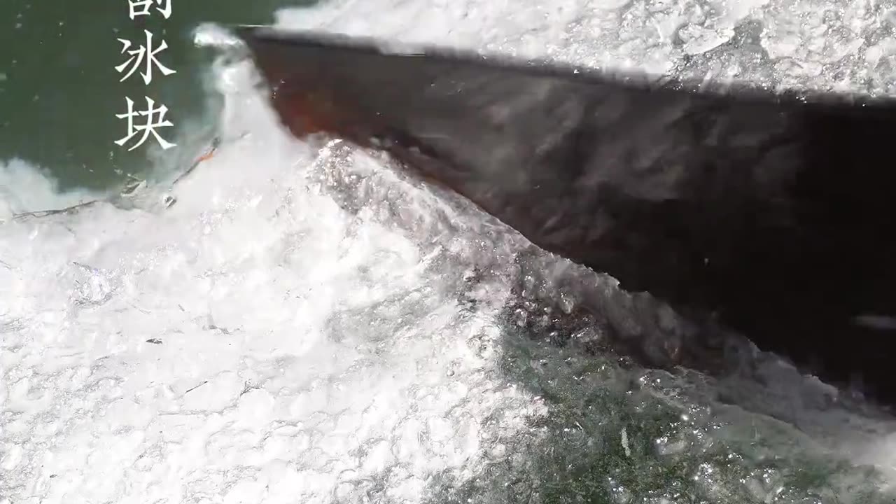 中国冰雕历史超三千年。唐代,据《开元天宝遗事》,杨国忠子弟会把冰雕成鸟兽、山峦,已有审美价值 。明清时冰灯兴起,辽宁、吉林等地春节有赏冰灯习俗,深受宫廷皇帝喜爱