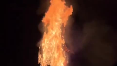 Cheers from families as huge @Keir_Starmer effigy is blown up for bonfire night.