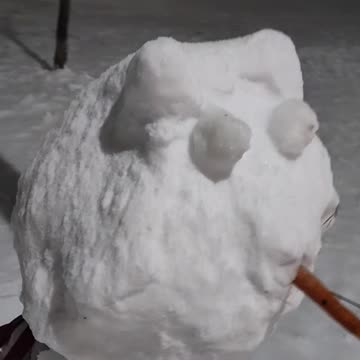 "Vete a la verg..." Obra de arte hecha con nieve.❄️
