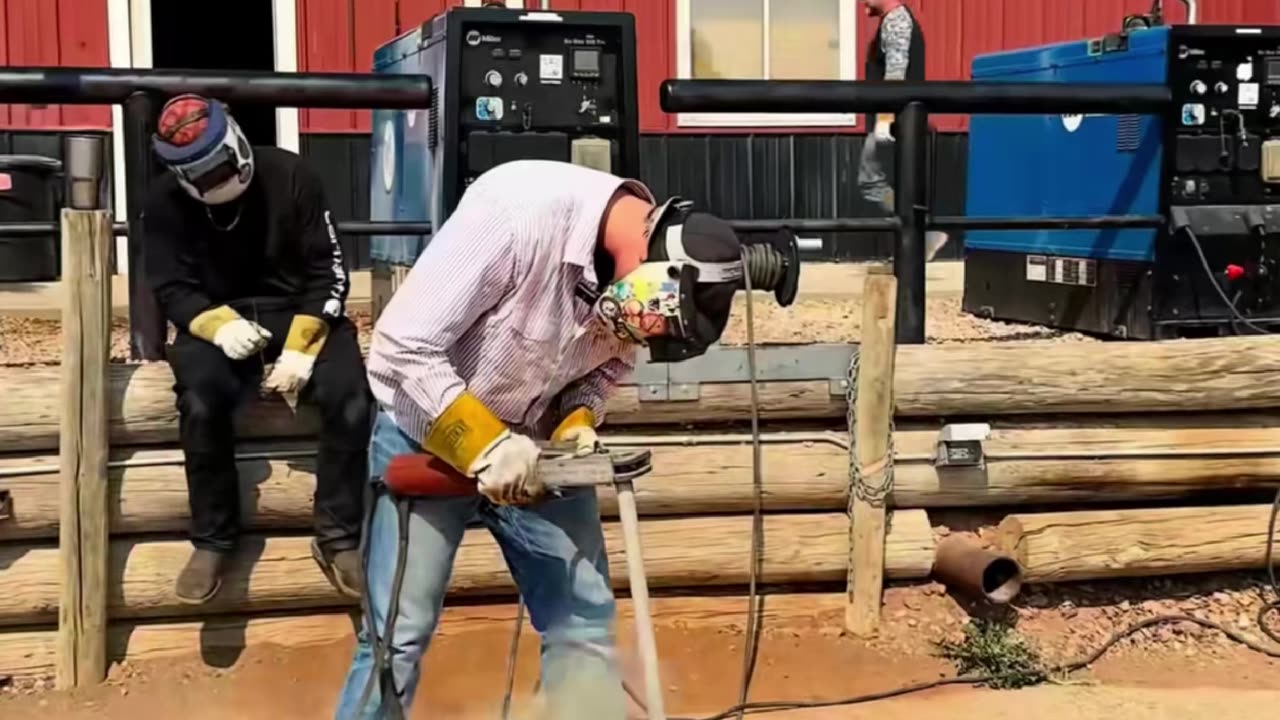 🌎 Welding with The World's Largest Stinger?! Check It Out! 👀