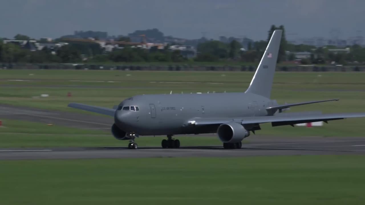 Approach by the Boeing KC-46 Pegasus aerial refueling tanker at Le Bourget Airport