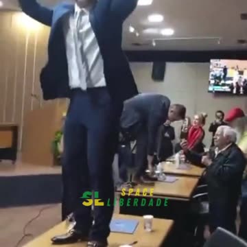 Vereadores de São Caetano são flagrados dançando em cima de mesas do plenário