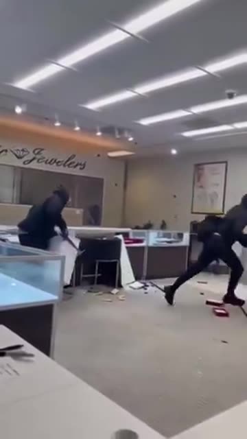 California Jewelry Store Heist Collapses as Getaway Cars Crash, Suspects Arrested