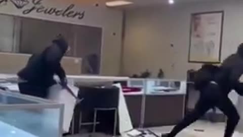 California Jewelry Store Heist Collapses as Getaway Cars Crash, Suspects Arrested