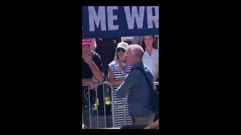 BREAKING:Who is the man standing directly behind Charlie Kirk at the moment of the shooting?