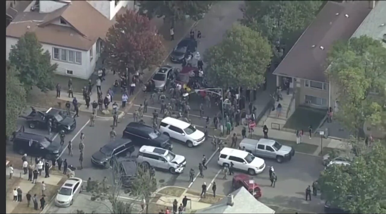 Feds fire tear gas at unruly protesters throwing things at officers