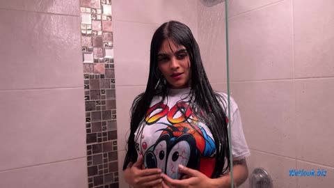 Sabrina’s Wetlook Shower – Casual Outfit Soaked Underwater