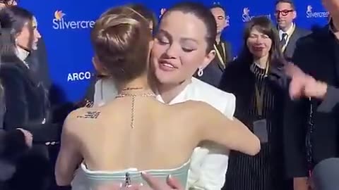 Selena Gomez _ Ariana Grande_s Heartwarming Red Carpet Hug