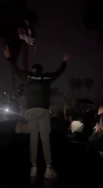 Christians in Syria erect a huge cross to replace the burned Christmas tree