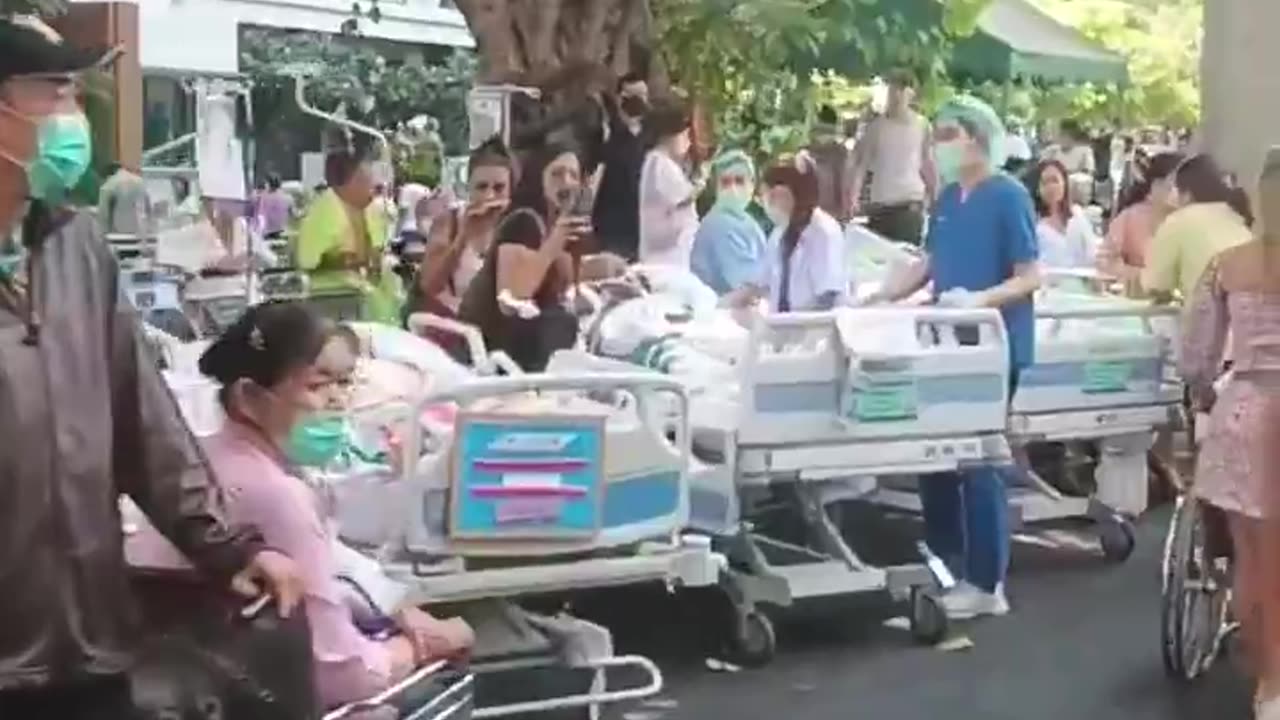 Now: Cracks were reported in the old Thaksin Hospital building