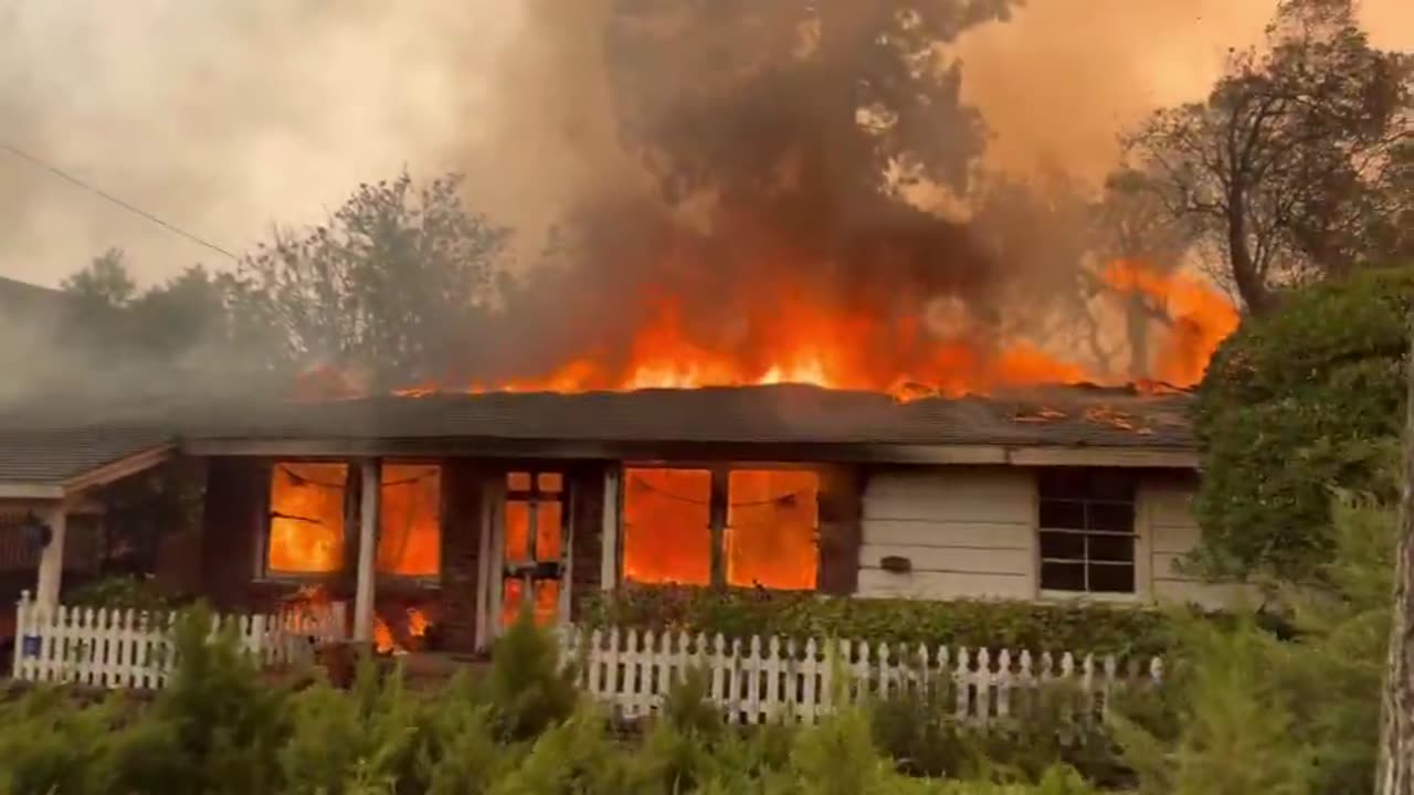 Altadena Eaton Fire 10,600 ACRES Multiple houses burn to ground, wind has subsided #eatonfire