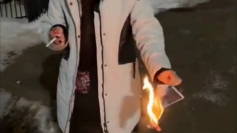 Now THIS is BRAVERY- Iranian Woman Signs her Own Death Warrant by Burning Photo of Supreme Leader