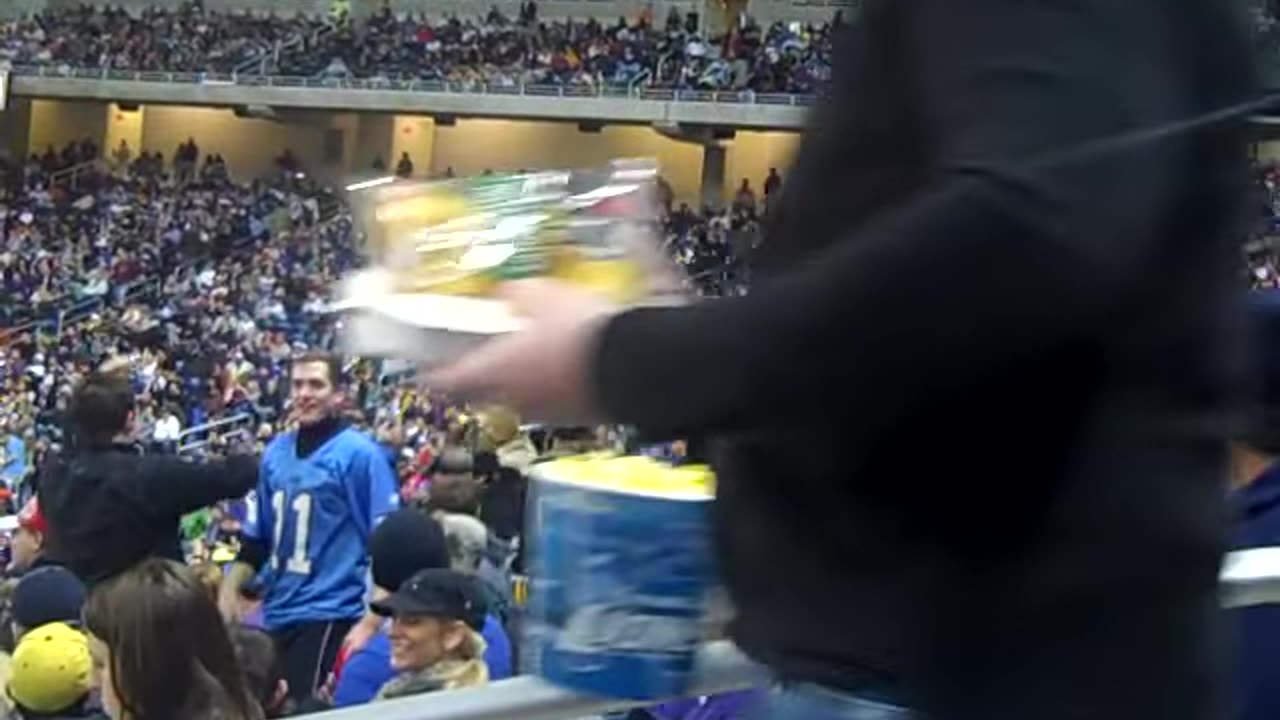 LIONS FANS START TITLEWAVE AT VIKINGS VS GIANTS