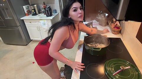 EmjayPlayss Hot Curvy Body Model Shares Her COZY Cooking With Leftovers Surprise Meal!