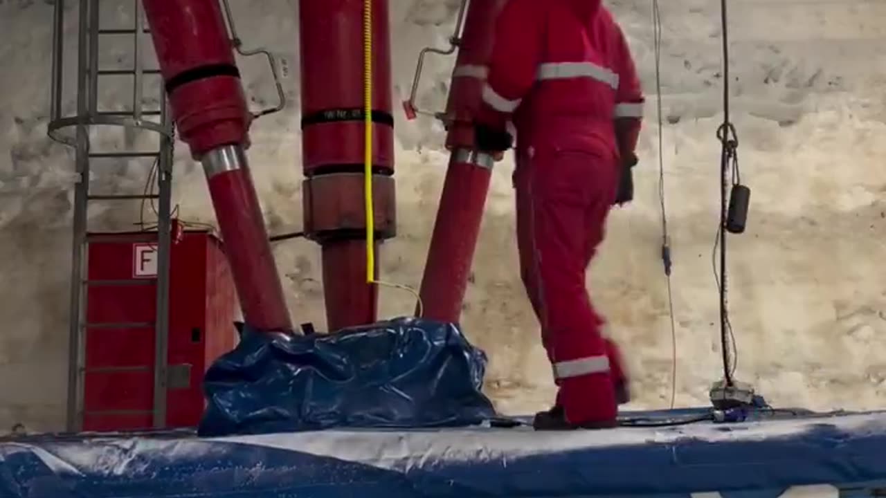 Ever wondered why the Neumayer..Station isn't sinking into the snow over time?