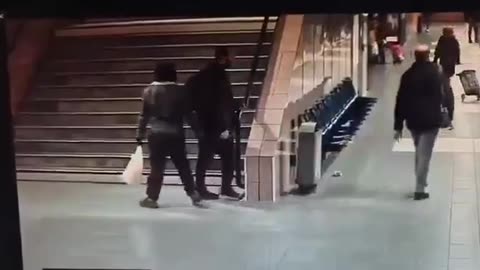 Quando incontri i miscredenti, colpiscili al collo... (Corano 47:4).