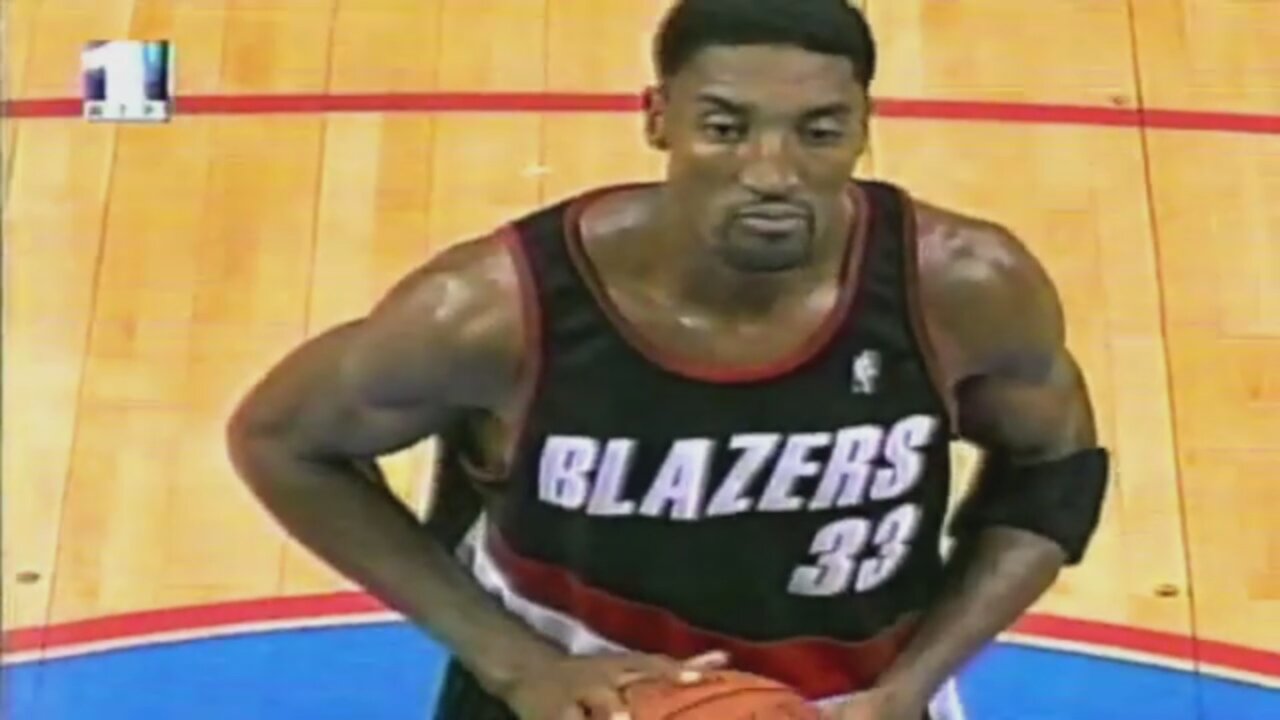 Scottie Pippen 15 Points 9 Ast @ 76ers, 1999-2000.