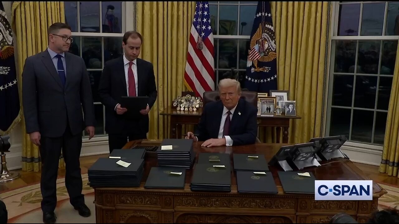 Trump Signs An Executive Order Pardoning J6ers