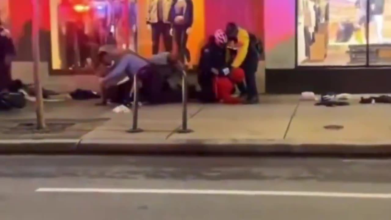 Mass looting. What do you notice?