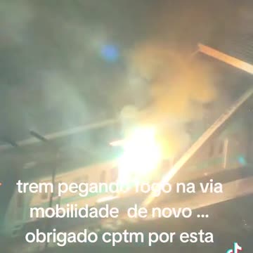Trem da CPTM pega fogo ao chegar na estação na cidade de são paulo em 2024