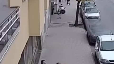 A hero man saved a child who fell from a height of 8 meters