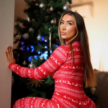 Merry Christmas 🎅🏻🎄 #christmas #santa #christmastree #christmasoutfit #love #happy