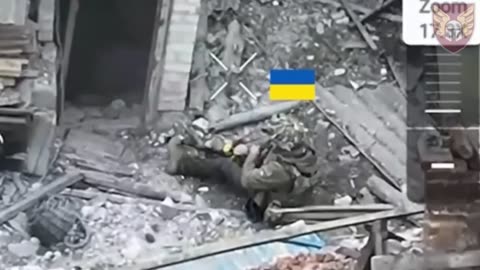 🇺🇦🤯 Ukrainian paratrooper manages to throw his grenade and throw the enemy