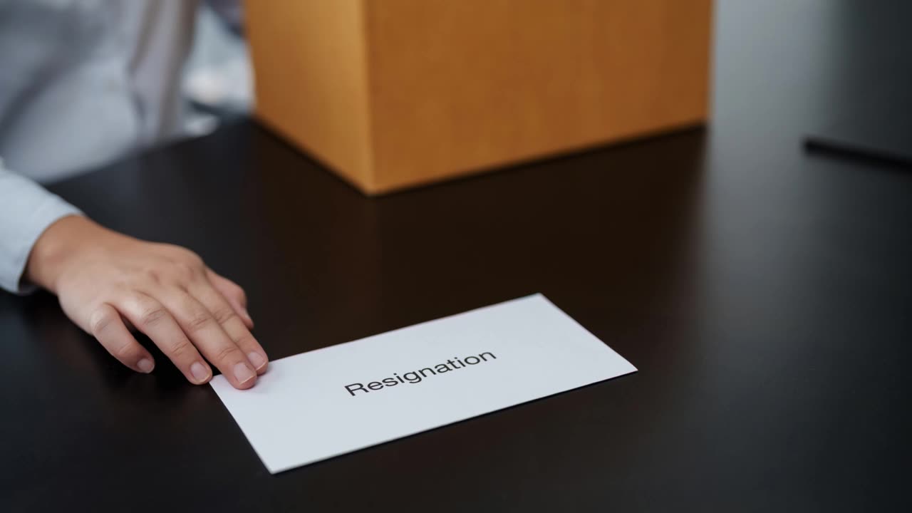 副知事が沈黙を破る夜——辞表の一枚