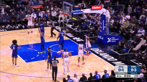 NBA - Tyrese Maxey fights through the contact! 76ers-Magic coming down to the wire 🚨