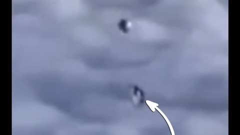 BRAKING NEWS A ALIENS UFO SPOTTED FROM A COMMERCIAL AIRPLANE.
