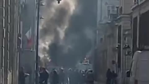 ‼️Major city explosion as van blaze breaks out near Prime Minister's residence