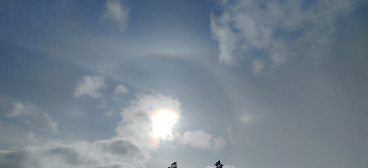 13.3.2025: Colors in the clouds, sun halo, halo color, white trails, 2 planes (Army planes?)