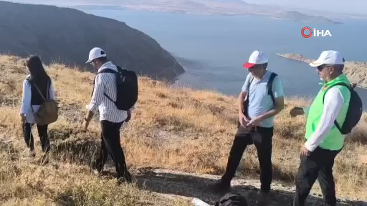 Doğaseverler Van Gölü için 8 kilometre yürüdü
