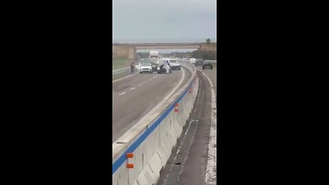 Heist in Italy near Tuturano: ~10 masked robbers blow up an armored cash van with explosives