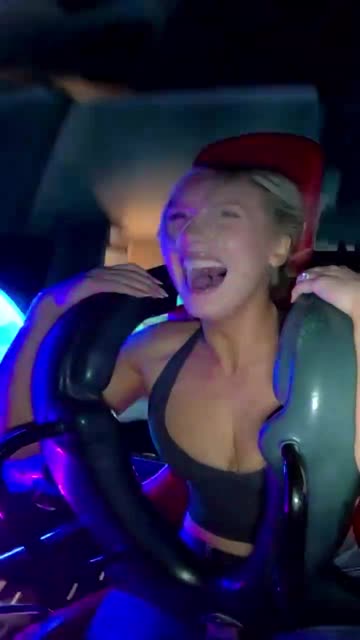 Tjis is crazy watch how the boobs bouncing up & down.