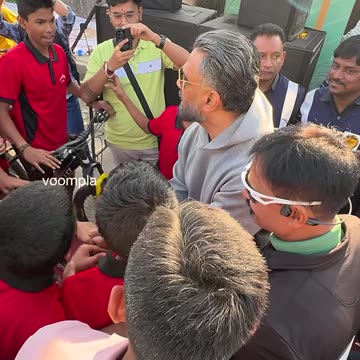sunday mornings for suniel shetty. selfie seshes with cyclists and marathoners.