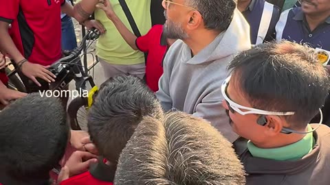 sunday mornings for suniel shetty. selfie seshes with cyclists and marathoners.