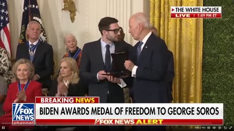 Alex Soros thay mặt cho George Soros nhận Huân chương Tự do của Tổng thống.