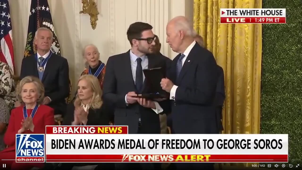 Alex Soros thay mặt cho George Soros nhận Huân chương Tự do của Tổng thống.