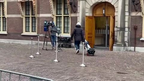 Inloop Ministerraad Den Haag vrijdag 17 februari 2023 ministers ontvangen cadeau van een hofnar.