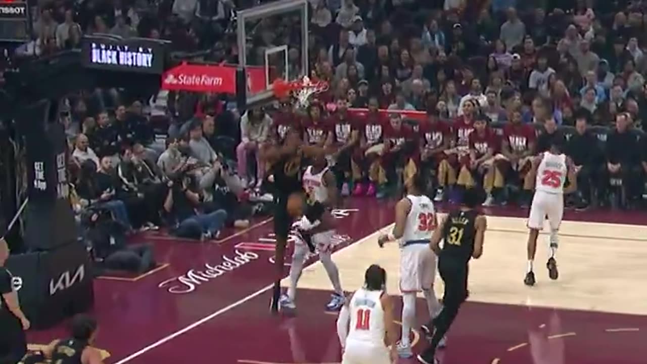 NBA - Garland with the NO-LOOK to Mobley for 2! NYK-CLE