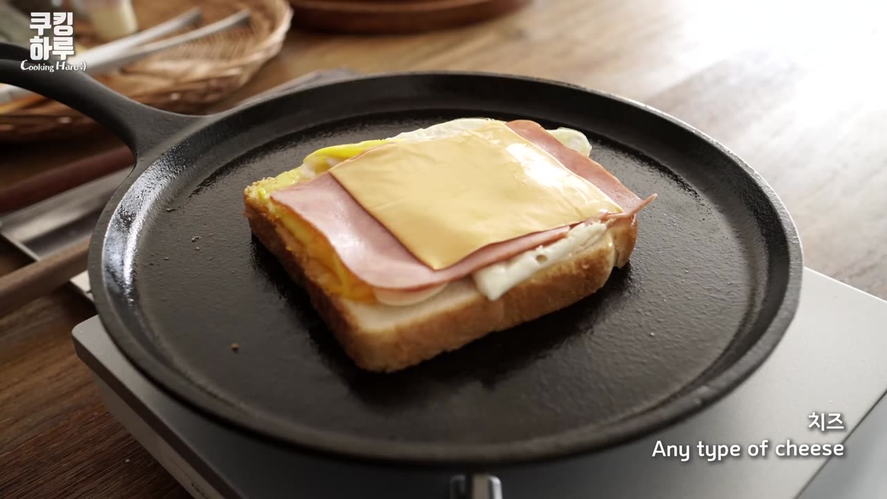 Cover the Fried Egg with Bread!! Super Easy Crispy Sandwich
