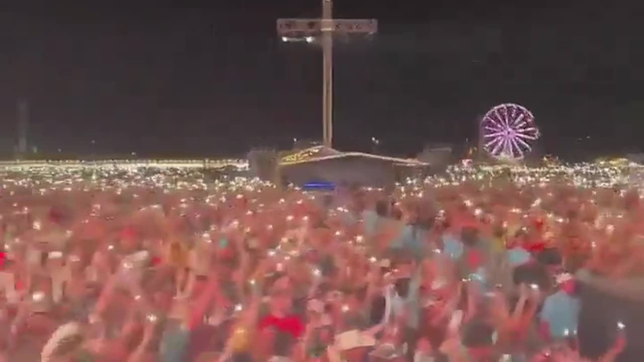 Thousands of Patriots unite to sing "God Bless the USA" at a Kid Rock concert.