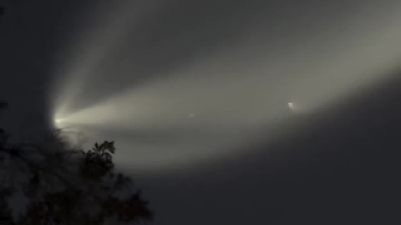 Alyssa Milano's Husband Took This Video of a... "Hmmmm"??? UFO In California?