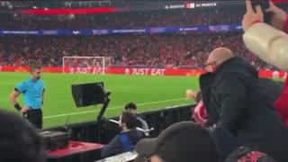 Benfica fan trying to bribe the referee last night 👀