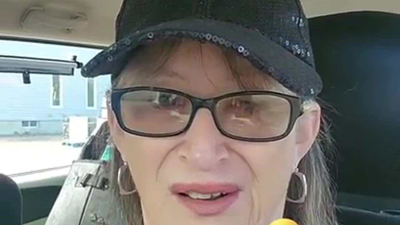 WOMAN ASK DUMB QUESTION AND GOT EMBARRASED