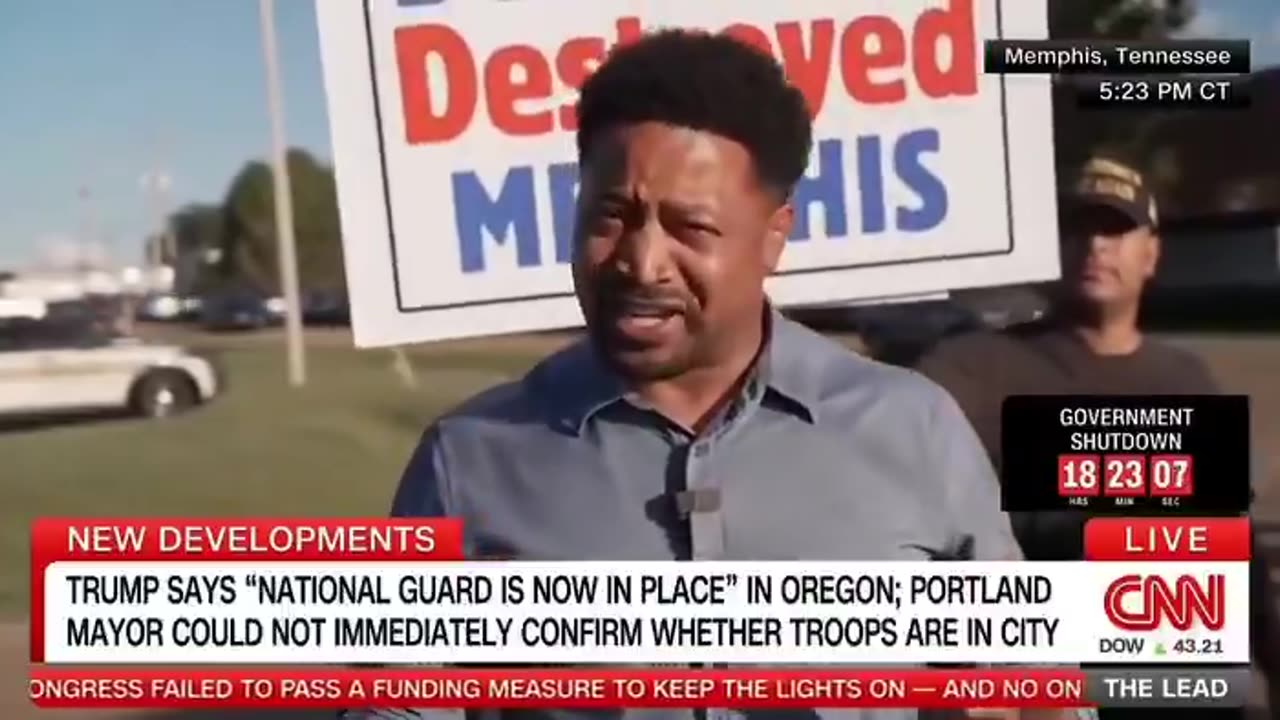 A patriot photobombs CNN during their broadcast in Memphis.. 🤣🤣