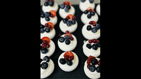 Pavlova with fruits