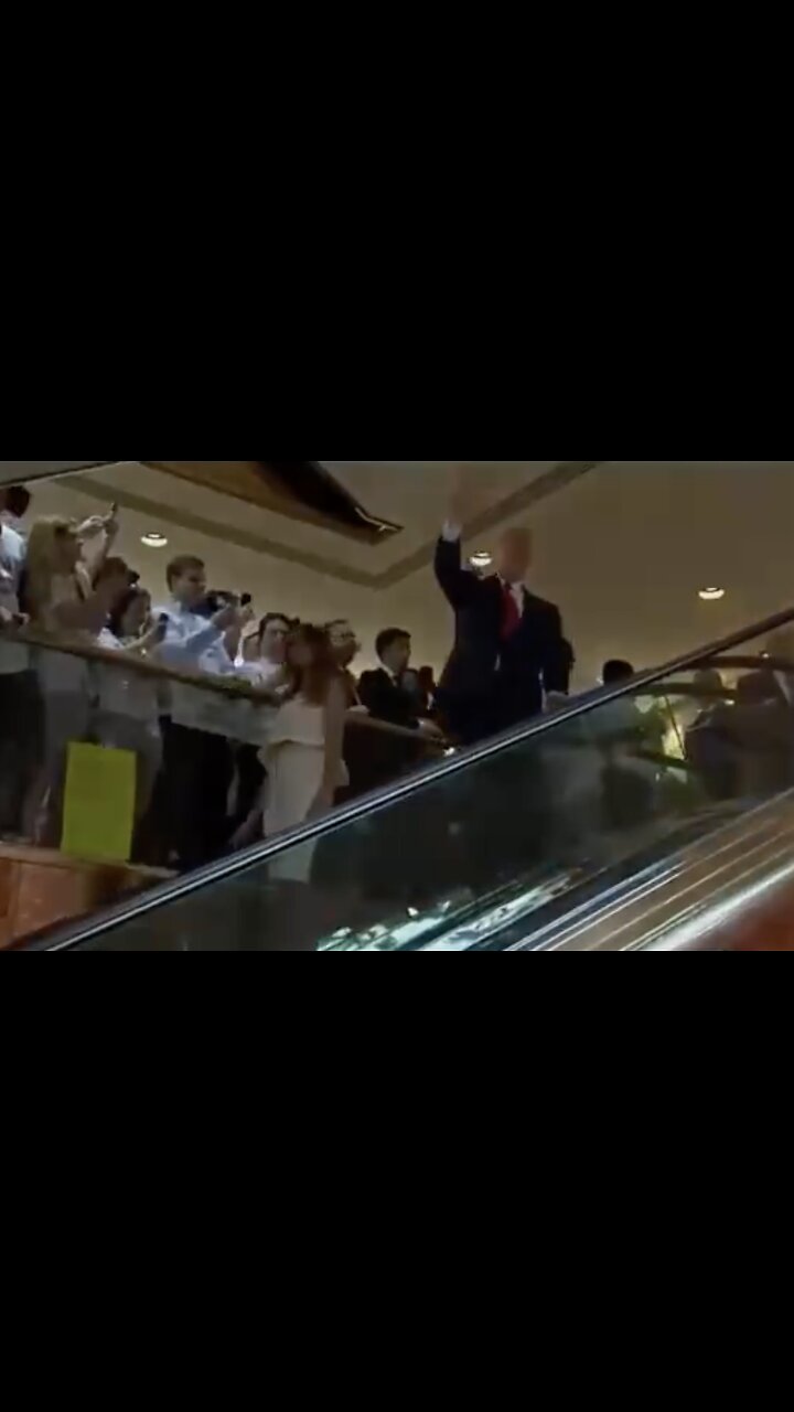 🟢 The Iconic Golden Escalator Ride 2015 -- Historic Win!